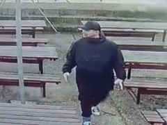 Poznáte zloděje na videu? V Bakově nad Jizerou vykradl hospodu