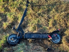 Na silnici u Veverské Bítýšky vzplála elektrokoloběžka, podle hasičů kvůli technické závadě