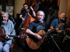 Tradiční festival Vítání jara v Nížkovicích nabídne folk i legendy Nerezu