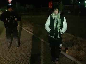 Krádež na benzínce v Kladně slavil zloděj bujarým tancem. Strážníci ho u toho sledovali na kameře