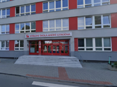 Nevhodné chování tělocvikáře ke studentkám? Střední školu v Boskovicích řeší inspekce