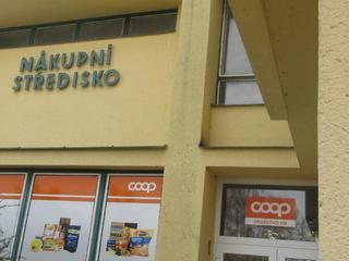 Inspekce dočasně uzavřela prodejnu v Hrotovicích. Potraviny pokrýval prach z rekonstrukce