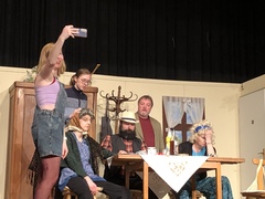 V Blučině se smálo od první chvíle. Černá komedie Nejlepší věk na pohřeb byla skvělým divadelním zážitkem