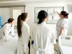 Blíží se přijímačky. Nemocnice Mělník a zdejší zdravotnická škola už připravují budoucí sestry v praxi