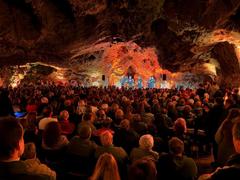 Levandulová i Čerešně. Jeskyni Výpustek rozezní pocta Haně Hegerové. Během dubna zazní i jiné koncerty