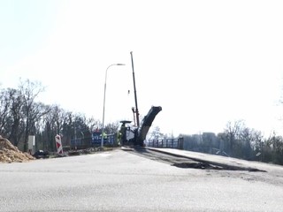 V Hodoníně pokračuje oprava Černého mostu. Kudy vede objížďka?