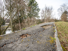 Vyšlapaný trávník a popraskaný asfalt v parku Vala nahradí do konce října nový chodník a dlažební kostky