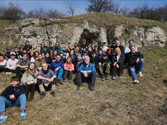 FOTO: Netovickou stráň navštívil prezident. Lesostep a vzácné druhy hmyzu tu zachraňují žáci a studenti