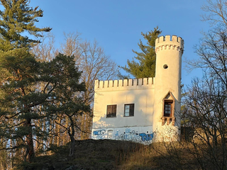 Hákové kříže i zničené koše. Starý hrad ve Vlašimi dvakrát po sobě poškodili vandalové