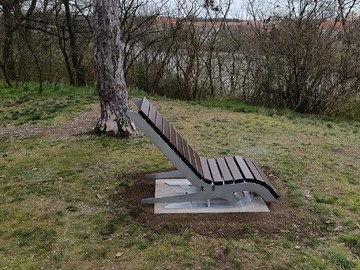 Bude jich víc? V Dobříši mají první jednomístnou lavičku. Reakce se různí