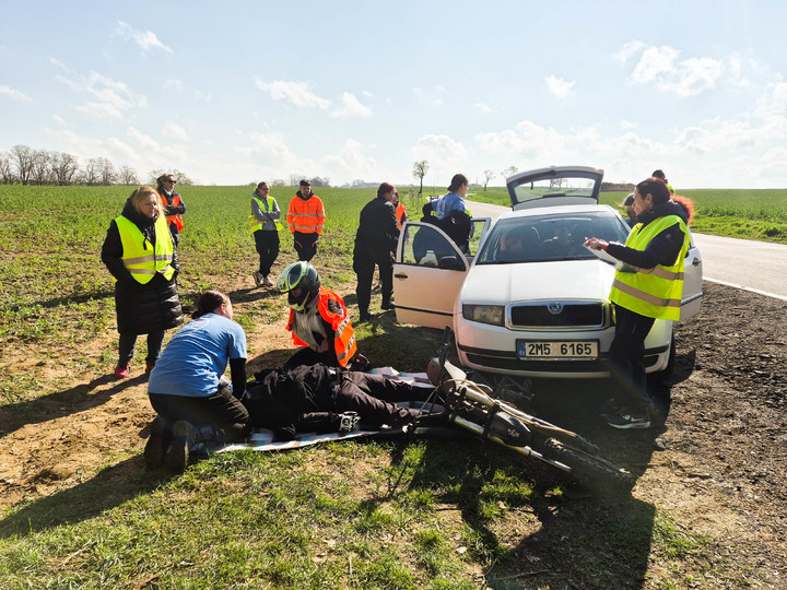 Budoucí zdravotníci zasahovali také u nehody automobilu s motorkářem..jpg