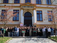 Média nedáme! zaznělo před gymnáziem ve Velkém Meziříčí