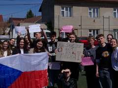 Studenti Gymnázia Velké Pavlovice se připojili k walkoutu na podporu veřejnoprávních médií