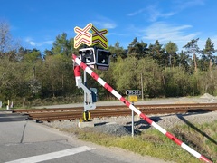 Řidič kamionu v Rapoticích ignoroval blikající přejezd. Závoru rozlomil na dva kusy