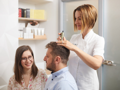 Když vlasy volají o pomoc: víme, kam v Plzni zamířit