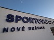 Místo nafukovačky pevné stěny. Nová sportovní hala v Nových Bránicích je téměř hotová