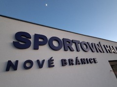 Místo nafukovačky pevné stěny. Nová sportovní hala v Nových Bránicích je téměř hotová