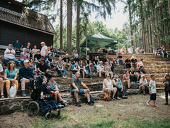 Lesní divadlo Na Skalce ožije. Festival KAHAN poprvé nabídne dva dny plné hudby a divadla