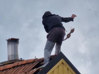 Vypjatá situace ve Zbraslavi! Agresivní muž pobíhal po střeše a házel tašky po záchranářích