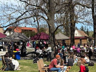 Tetínské farmářské trhy přivítají léto na Koledníku, nabídnou lokální potraviny i dopravu zdarma