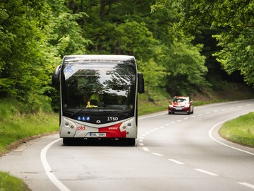 Auto nechte doma. Autobusová linka 878 nově spojí klíčové body Českého krasu