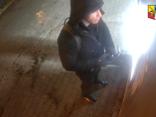 Obří škoda kvůli pár mincím. Zloděj v Benešově vykradl automat, pomáhal si páčidlem