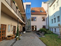 Poděbradská knihovna ožívá kulturou: Lákala na Formánka i čtení Havla Poděbradská knihovna ožívá kulturou: Lákala na Formánka i čtení Havla