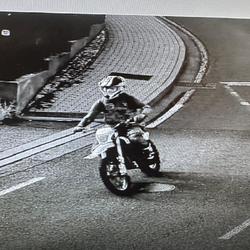 Hledá se motorkář na fotce. V Choceradech se srazil s nezletilým cyklistou
