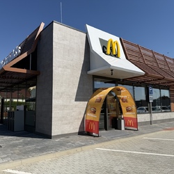 OBRAZEM: McDonald's otevřel brány v Kutné Hoře. První restaurace ve městě stříbra