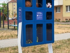 Na basketbalovém hřišti na Pražské ve Znojmě nově funguje chytrá skříňka se sportovním vybavením Na basketbalovém hřišti na Pražské ve Znojmě nově funguje chytrá skříňka se sportovním vybavením