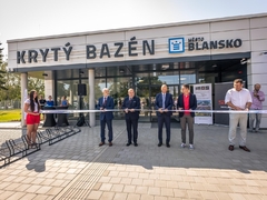 OBRAZEM: Blansko slavnostně otevírá nový krytý bazén. Jak vypadá? OBRAZEM: Blansko slavnostně otevírá nový krytý bazén. Jak vypadá?