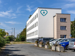 Nové ordinace, byty i parkoviště. Rekonstrukce budovy u stodské nemocnice je hotová