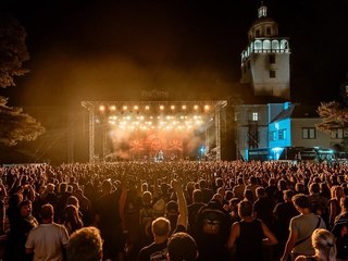 Tisíce rockerů v Moravském Krumlově. Festival se obešel bez komplikací Tisíce rockerů v Moravském Krumlově. Festival se obešel bez komplikací