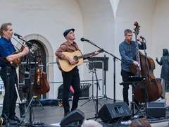 Zenkl Kozák Trio nadchlo plné nádvoří blanenského zámku. Koncert zakončil standing ovation a tři přídavky