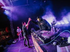Chinaski zahrají v pátek pod širým nebem v Moravském  Krumlově. Doprovodí je DJ Friky a kapela Nedivoč