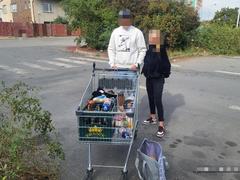 Dvojice utekla z kladenského obchodu s plným košíkem, strážníci ji dopadli u nádraží Dvojice utekla z kladenského obchodu s plným košíkem, strážníci ji dopadli u nádraží