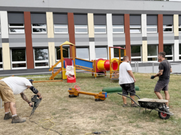 Nové hřiště vzniklo u zázemí dětské skupiny ve Sladkovského ulici.