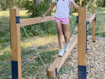 Návštěvníci zde najdou například hrazdy, posilovací lavice, balanční lávku nebo závěsný posilovací systém TRX.