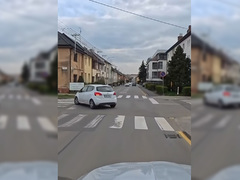Řidiči často bourají v rodinné zástavbě Hodonína, neuvědomí si změnu přednosti