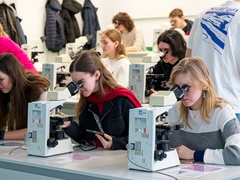 Noc vědy letos propojí dvě plzeňské univerzity. Otevřou jinak
nepřístupné laboratoře a ateliéry Noc vědy letos propojí dvě plzeňské univerzity. Otevřou jinak
nepřístupné laboratoře a ateliéry