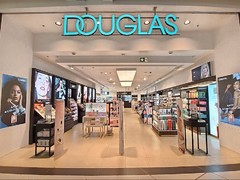 Parfumerie Douglas otevřela v Kolíně první prodejnu. Před ní čekaly desítky lidí Parfumerie Douglas otevřela v Kolíně první prodejnu. Před ní čekaly desítky lidí