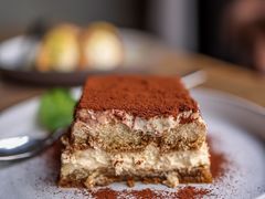 Tiramisu s liči a růží. Nové bistro v centru Boleslavi láká na neobvyklé kombinace chutí Tiramisu s liči a růží. Nové bistro v centru Boleslavi láká na neobvyklé kombinace chutí