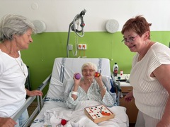 Nemocnice Kyjov hledá dobrovolníky. Pacientům mohou věnovat čas, rozhovor i společné tvoření Nemocnice Kyjov hledá dobrovolníky. Pacientům mohou věnovat čas, rozhovor i společné tvoření