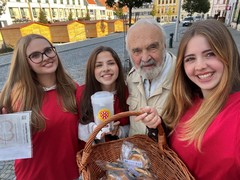 Tradiční Koláč pro hospic trhá na Třebíčsku rekordy. Úspěch napekla i nová komunitní výzva