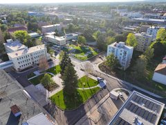 Okolí veselské polikliniky prošlo zásadní proměnou. Město slavnostně otevřelo zrekonstruovaný areál
