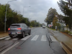 Bezohledný řidič u Kyjova ohrozil holčičku, těsně před přechodem předjížděl autobus