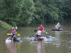 Fotogalerie: Na Neckyádě v Oslavanech byla k vidění kuriózní plavidla. 