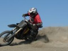 Motorkář skončil kvůli bezohlednému řidiči v příkopu