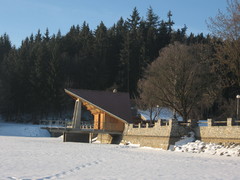 Na hrázi rybníka Olšovec je vystavena stará turbína