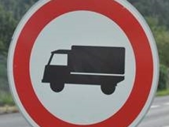 Video: Osm obcí podél dálnice D2 slaví úspěch. Konečně se zbaví kamionů